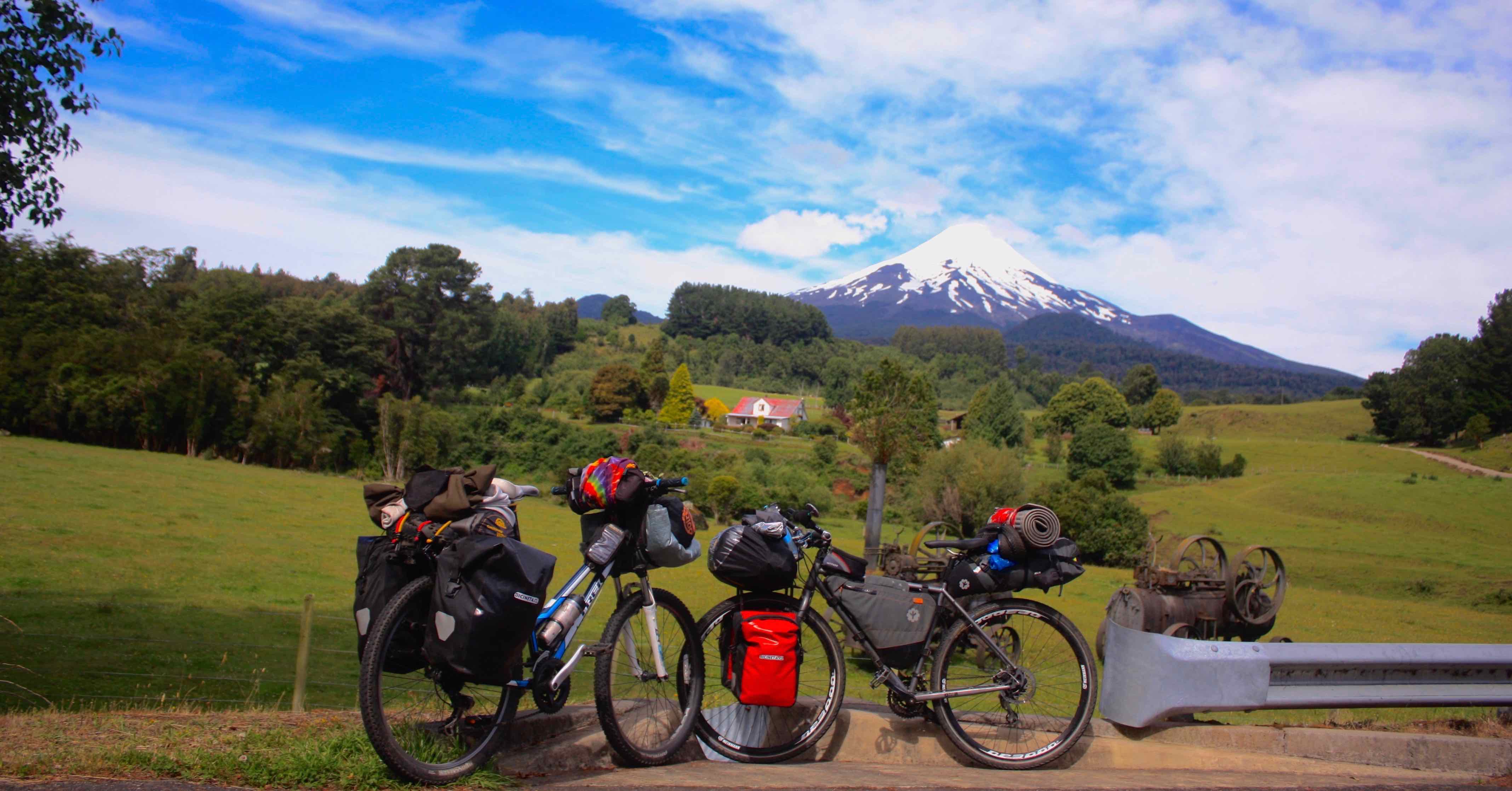 Pedaleando el Lago Llanquihue con el volcán Osorno de fondo